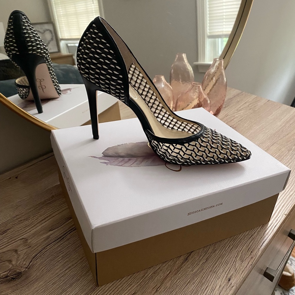 *SOLD* Jessica Simpson pumps pointed toe - Picture 3 of 10